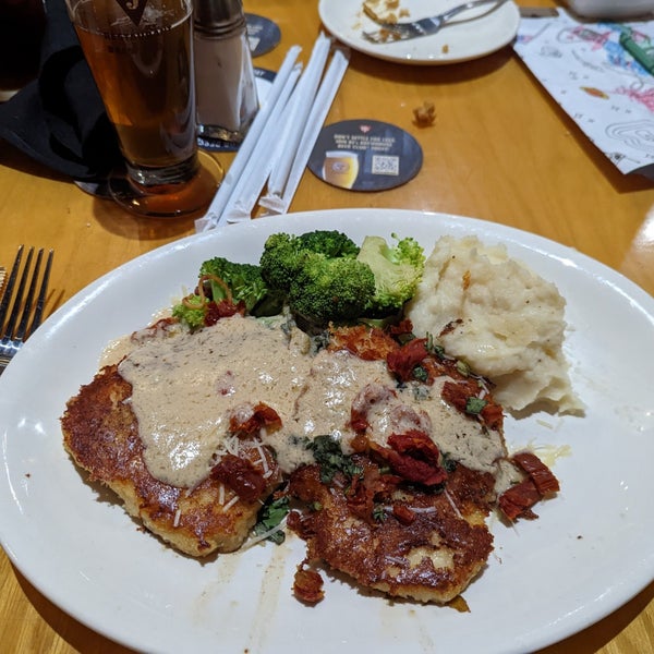 Photo taken at BJ&#39;s Restaurant &amp; Brewhouse by J L. on 10/20/2022
