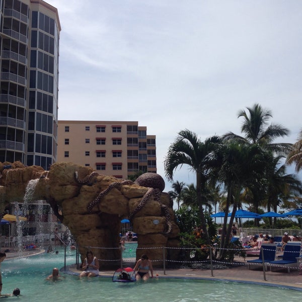 รูปภาพถ่ายที่ Pink Shell Beach Resort and Marina โดย Brian S. เมื่อ 8/15/2015