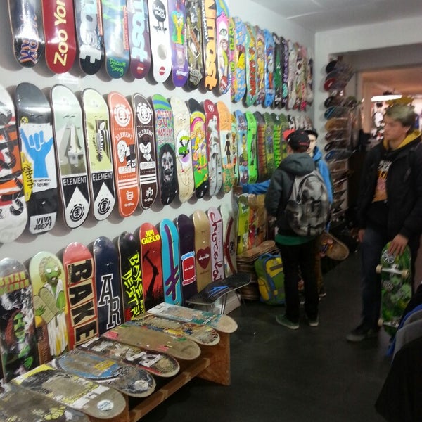 Bones магазин. Магазин скейтбордов (скейтшоп). Магазин мегаскейт. Мега скейтшоп. Магазин скейтбордов в Краснодаре.