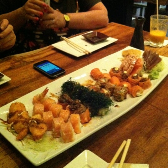 รูปภาพถ่ายที่ Ryori Sushi Lounge โดย Leonardo L. เมื่อ 10/15/2012