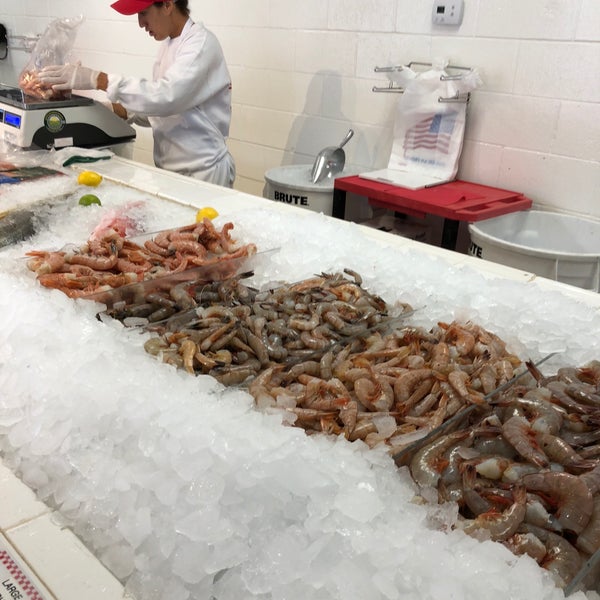 Foto diambil di Destin Ice &amp; Seafood oleh Ann P. pada 2/26/2018