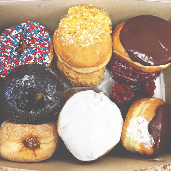 Foto diambil di Paula&#39;s Donuts oleh Olivia J. pada 9/8/2015