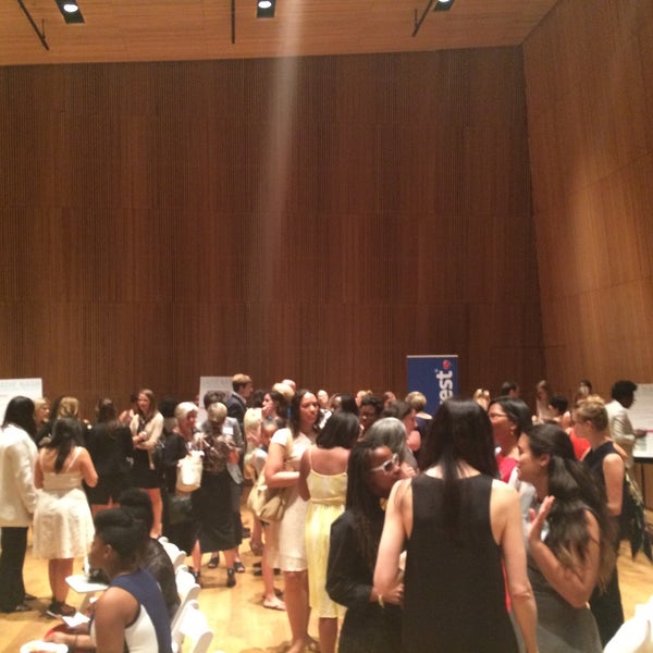 6/10/2015에 hb8님이 DiMenna Center for Classical Music에서 찍은 사진