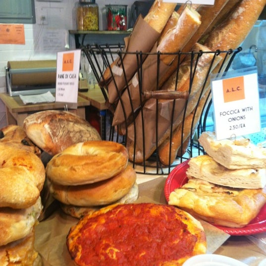 รูปภาพถ่ายที่ A.L.C. Italian Grocery โดย Kristen P. เมื่อ 12/13/2012