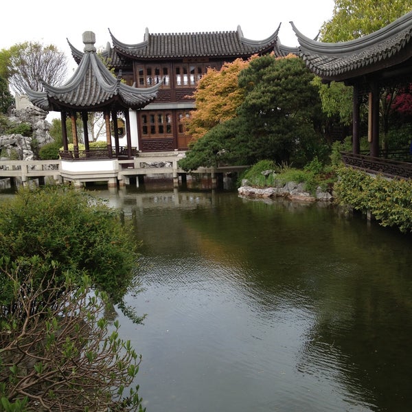 Foto tomada en Lan Su Chinese Garden  por Russell K. el 4/13/2013