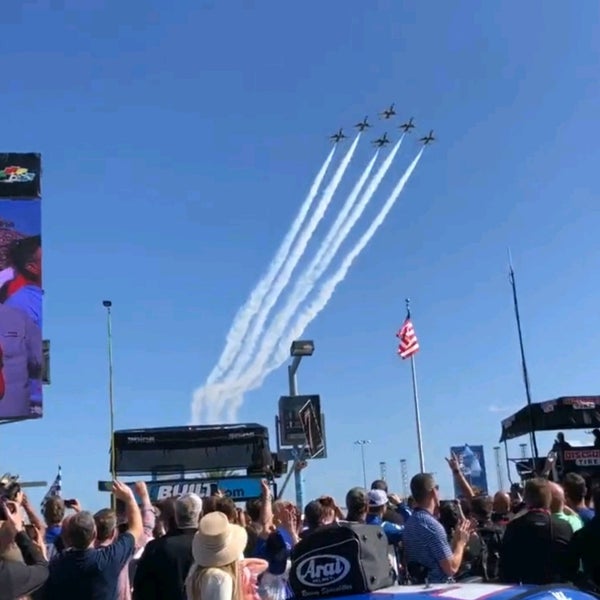 รูปภาพถ่ายที่ Daytona International Speedway โดย Michael O. เมื่อ 2/20/2022
