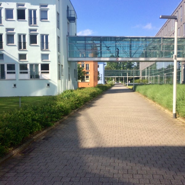 รูปภาพถ่ายที่ Deutsche Telekom Campus โดย Evgeny I. เมื่อ 5/16/2018