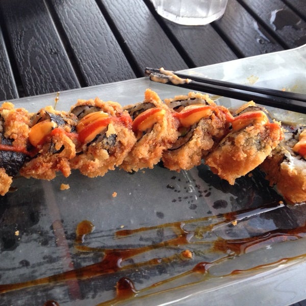 Foto tomada en Jackacuda’s Seafood &amp; Sushi  por Ashley R. el 5/14/2014