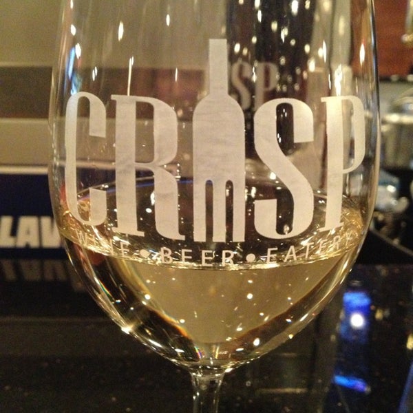 รูปภาพถ่ายที่ Crisp Wine-Beer-Eatery โดย Crystal H. เมื่อ 4/5/2013
