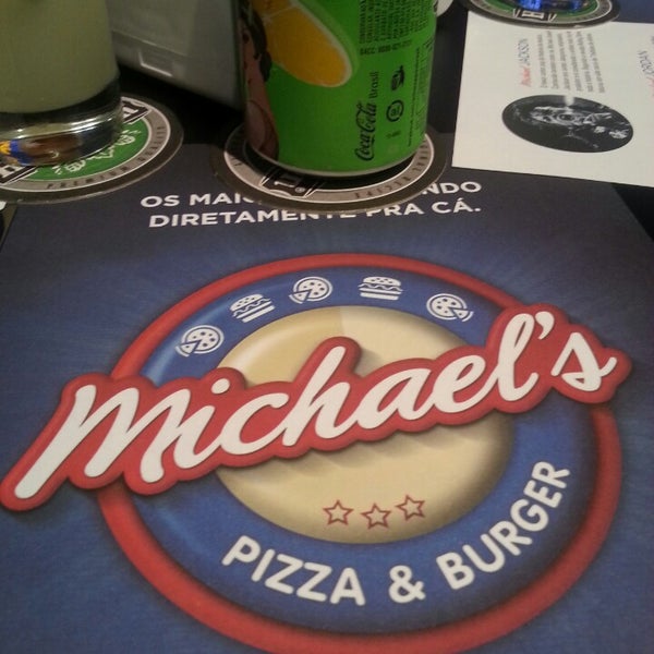 Снимок сделан в Michael&#39;s Pizza &amp; Burger пользователем Ana Paula L. 11/9/2013