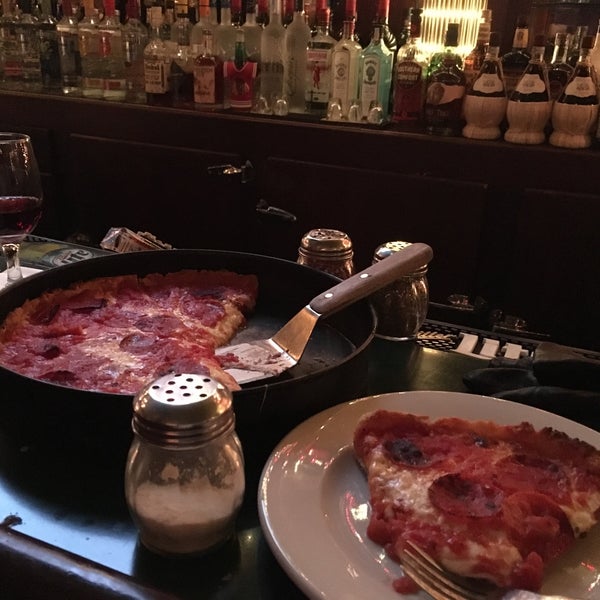 Foto diambil di Pizano&#39;s Pizza &amp; Pasta oleh Brian S. pada 11/22/2015