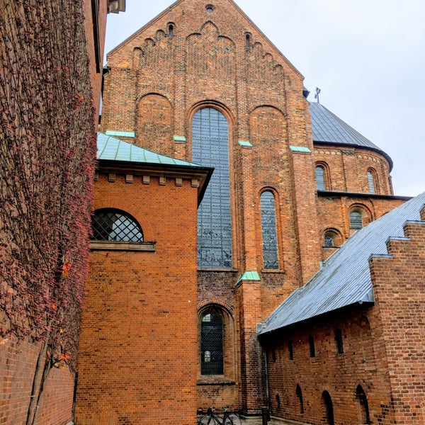 Foto diambil di Roskilde Domkirke | Roskilde Cathedral oleh Jt T. pada 11/23/2018