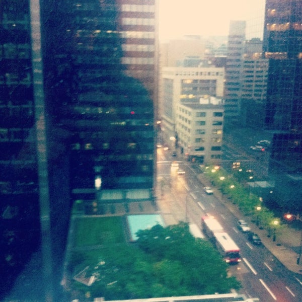 Foto diambil di Delta Hotels by Marriott Ottawa City Centre oleh Ashley H. pada 6/8/2013