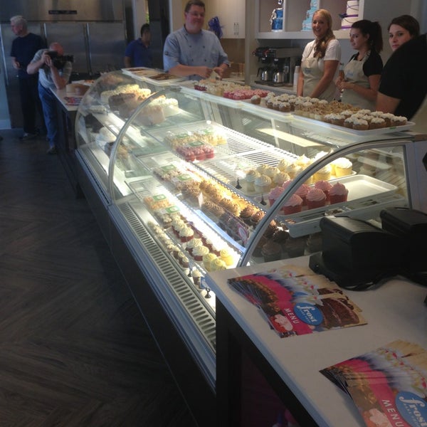 รูปภาพถ่ายที่ Frost Bake Shop โดย John M. เมื่อ 8/14/2013