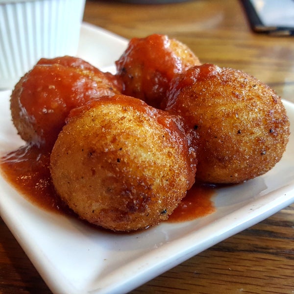 Gotta start off with the excellent Arancini made of crispy fried risotto balls, mozzarella, & a tasty tomato sauce.