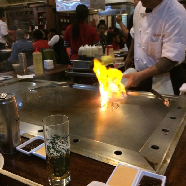 Das Foto wurde bei Sakura Japanese Steak, Seafood House &amp; Sushi Bar von Vlad Z. am 3/7/2014 aufgenommen