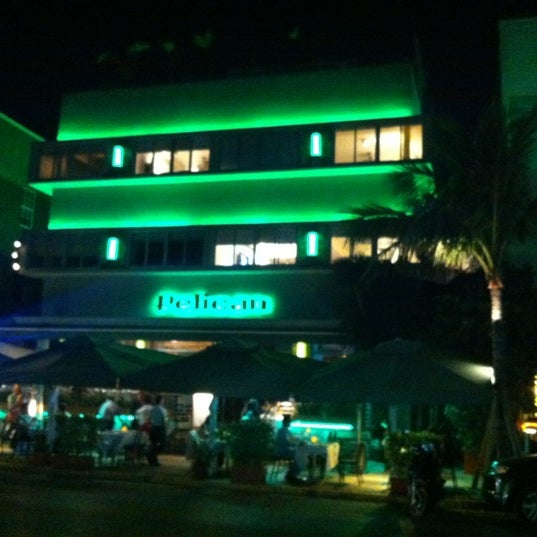Foto diambil di The Pelican Hotel &amp; Cafe oleh Grandpa G. pada 11/8/2012