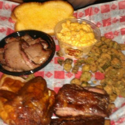 รูปภาพถ่ายที่ Smok&#39;n Pig BBQ โดย Mike S. เมื่อ 11/12/2012