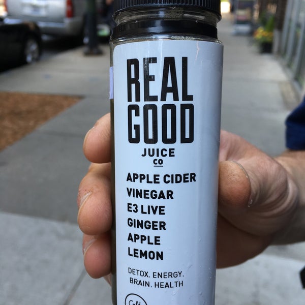 Foto scattata a Real Good Juice Co. da Sarah L. il 6/19/2016