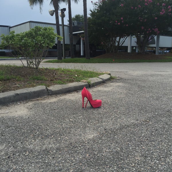 Photo taken at Bimini&#39;s Oyster Bar and Seafood Cafe by Angie G. on 7/5/2015