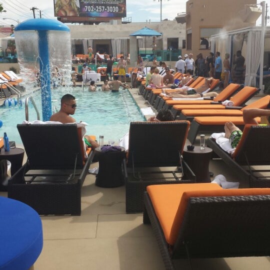 8/2/2013 tarihinde The Bite Life w.ziyaretçi tarafından Sapphire Pool &amp; Dayclub Las Vegas'de çekilen fotoğraf