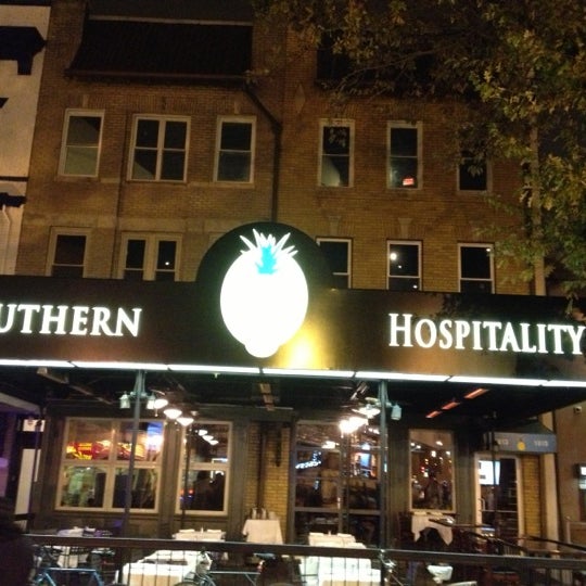 Photo taken at Southern Hospitality by Lee J. on 10/19/2012
