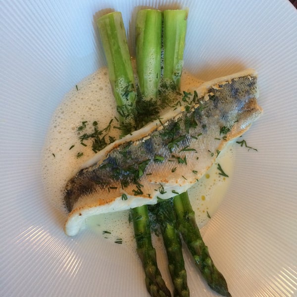White fish (kuha) with green asparagus