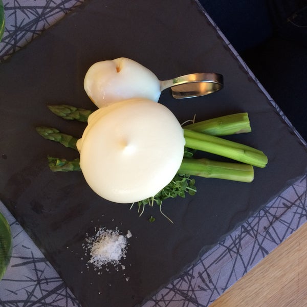 Starter: green asparagus, Västerbotten-cheese mousse and 65-degrees Celsius egg