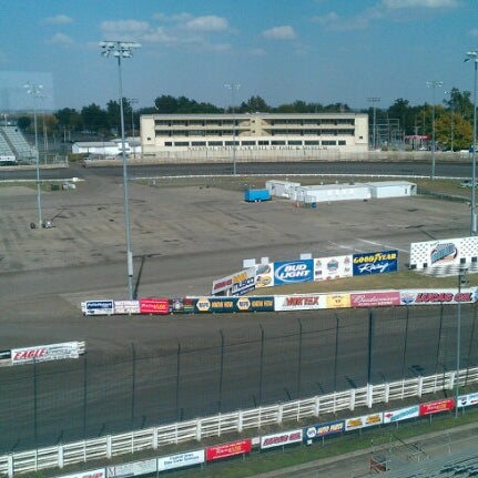 รูปภาพถ่ายที่ Knoxville Raceway โดย Ben B. เมื่อ 10/3/2012