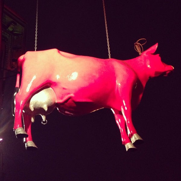 4/27/2013にAndres C.がHoly Cow Nightclubで撮った写真