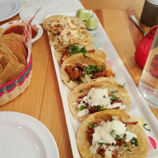 Снимок сделан в Tacos Tequilas пользователем Hazel G. 3/4/2016