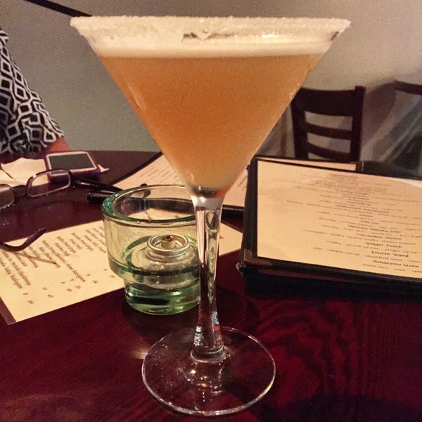 Das Foto wurde bei Sydney&#39;s Martini and Wine Bar von S Kehinde am 3/12/2015 aufgenommen