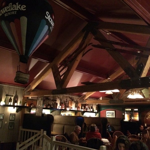 Photo prise au Charlie B&#39;s Pub &amp; Restaurant par Alex T. le11/27/2015