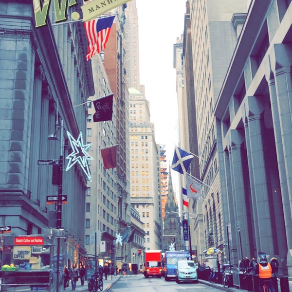 Foto diambil di Wall Street Walks oleh DA pada 12/20/2018