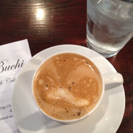 10/4/2012 tarihinde Norman D.ziyaretçi tarafından Buchi Cafe Cubano'de çekilen fotoğraf