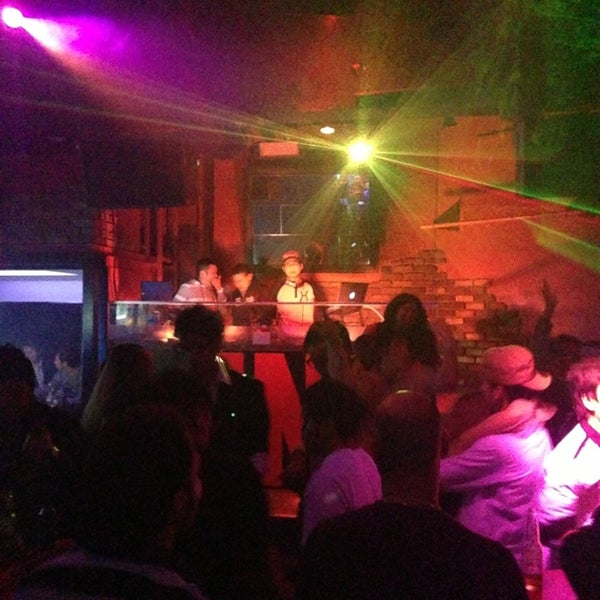 Найт лайн клаб. Очередь в ночной клуб. Фитнес-студия колибри. Фитнес центр на павелецкой. Clubhouse логотип.