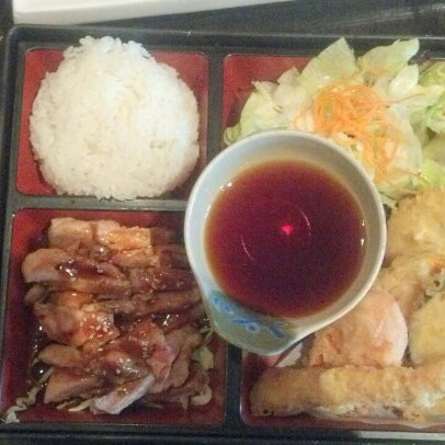 รูปภาพถ่ายที่ Barracuda Sushi โดย EatDrinkBrandy เมื่อ 1/1/2013