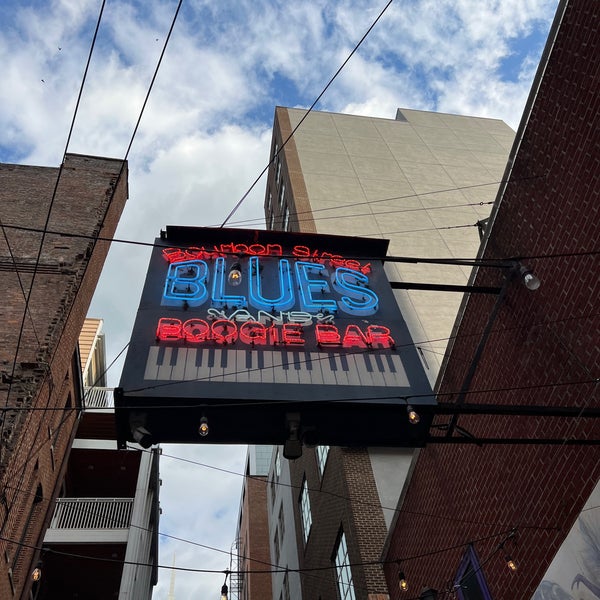 Снимок сделан в Bourbon Street Blues and Boogie Bar пользователем Stacey 5/29/2023