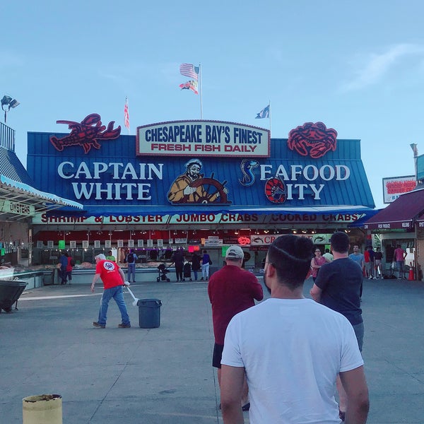 Foto diambil di Captain White&#39;s Seafood oleh Stacey pada 5/23/2018