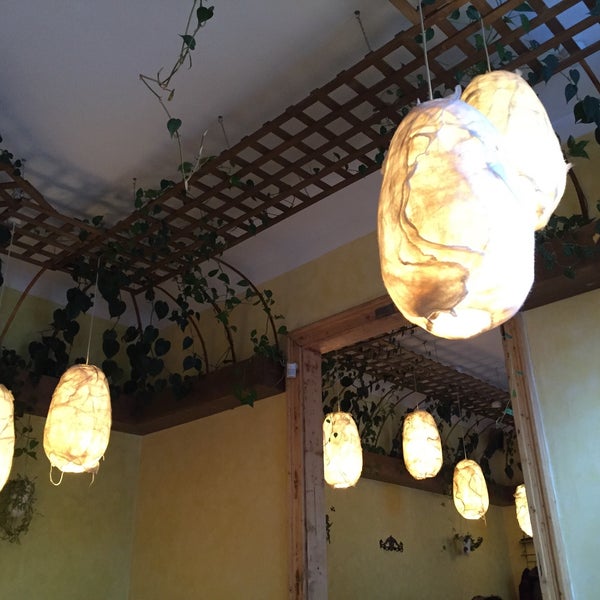 Foto tirada no(a) Samsara Foodhouse por Oana D. em 2/28/2015
