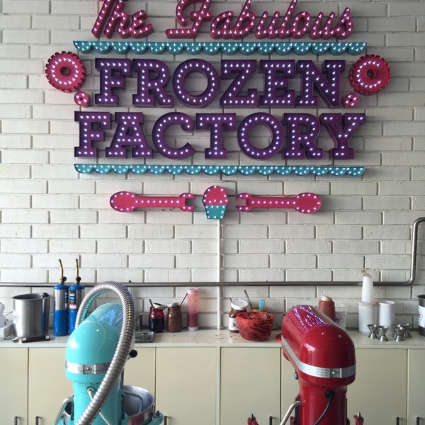 6/21/2015에 Ruby D.님이 The Fabulous Frozen Factory에서 찍은 사진