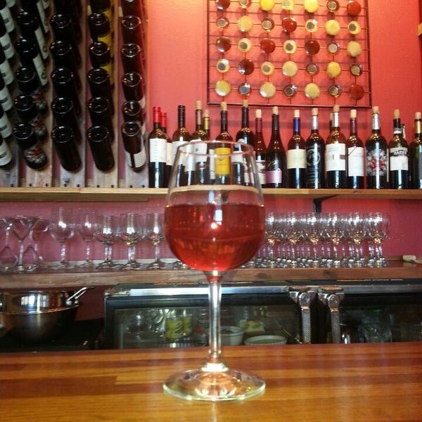 Foto diambil di d&#39;Vine Wine Bar and Bistro oleh Dan A. pada 6/21/2013