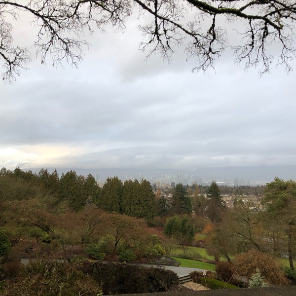 Foto diambil di Seasons in the Park oleh Tünde P. pada 1/4/2019