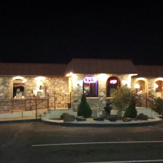 Снимок сделан в Hillsborough Star Diner &amp; Restaurant пользователем &#39;Engin K. 10/15/2013