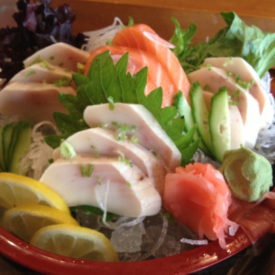 รูปภาพถ่ายที่ Sushi Oishii โดย Cristina Marie H. เมื่อ 9/28/2012