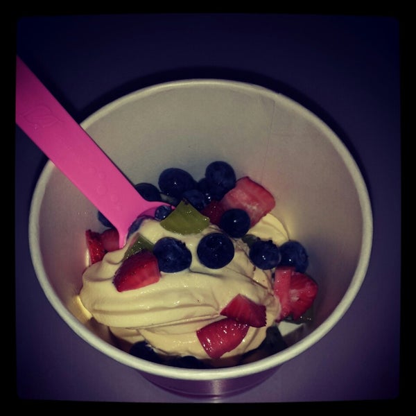 รูปภาพถ่ายที่ myMochi Frozen Yogurt โดย Anna W. เมื่อ 4/15/2014