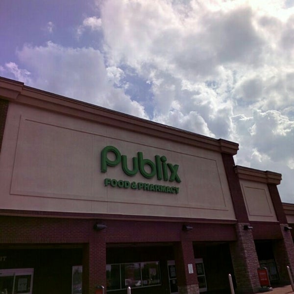 Publix Grocery Store in Gallatin