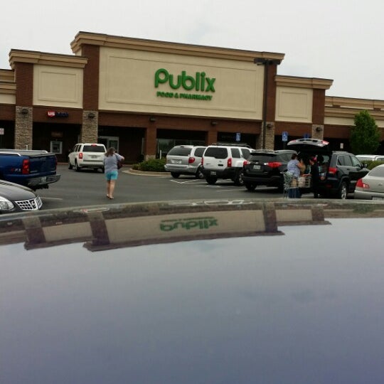 Publix Grocery Store in Gallatin