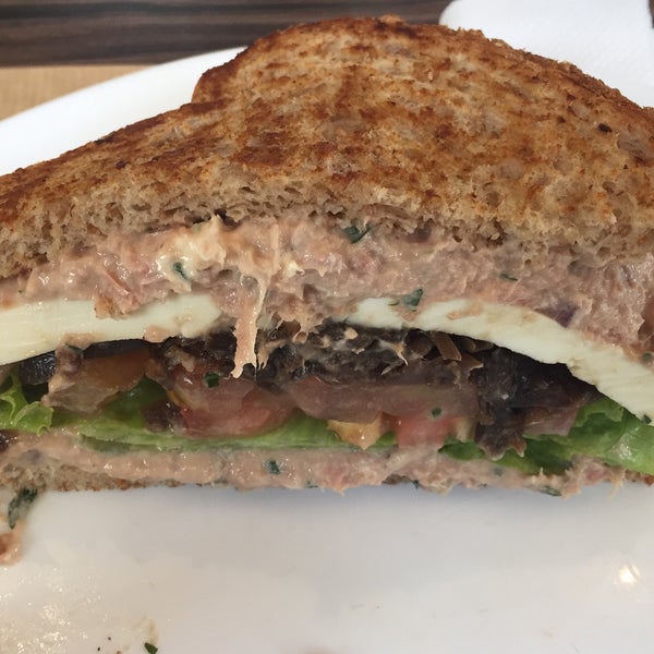 Sanduíche natural de atum, feito com pão integral, alface, tomate, queijo minas, cebola caramelizada e uma caprichada pasta de atum, delicioso e leve