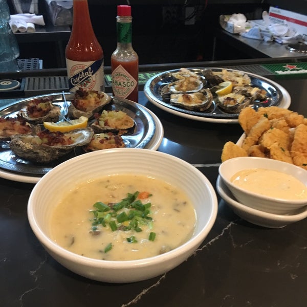 รูปภาพถ่ายที่ The Governor Seafood &amp; Oyster Bar โดย John M. เมื่อ 8/10/2018
